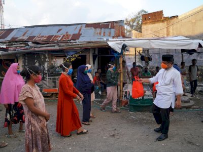 Kunjungi Pemukiman Warga di Belakang Unhas, Wagub Sulsel Bagi Masker dan Sembako
