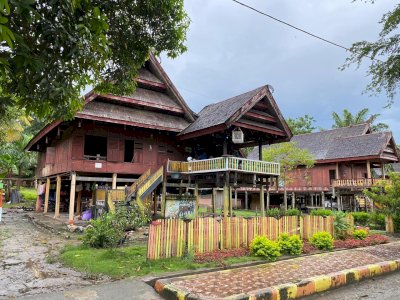 Melalui Jaring Pengaman Sosial, Wagub Sulsel Salurkan Bantuan ke Penjaga Rumah Adat Atakkae Wajo