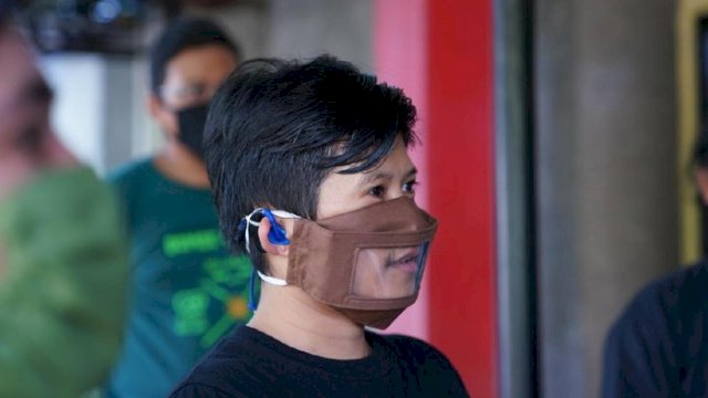 Masker transparan buatan PERDIK