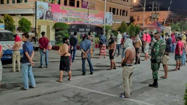 Langgar Jam Malam Perdana di Gowa, 102 Orang Dibawa ke Kantor Polisi