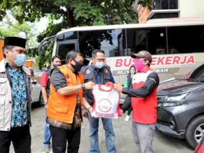 Buruh Kota Makassar Terima 750 Paket Sembako dari Presiden RI .