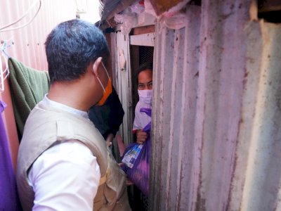 Lewati Jembatan Bambu dan Lorong Sempit, Begini Perjuangan Wagub Sulsel Cek Kondisi Warga Terdampak Covid-19.