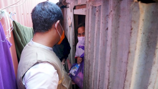 Lewati Jembatan Bambu dan Lorong Sempit, Begini Perjuangan Wagub Sulsel Cek Kondisi Warga Terdampak Covid-19.