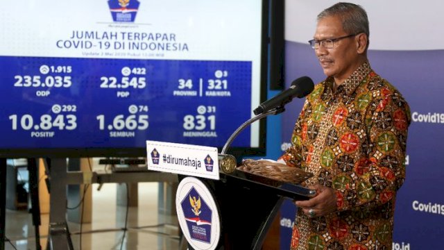 Juru bicara pemerintah untuk penanganan Covid-19 Achmad Yurianto saat memberikan keterangan di Graha BNPB, Jakarta, Sabtu (2/5/2020).