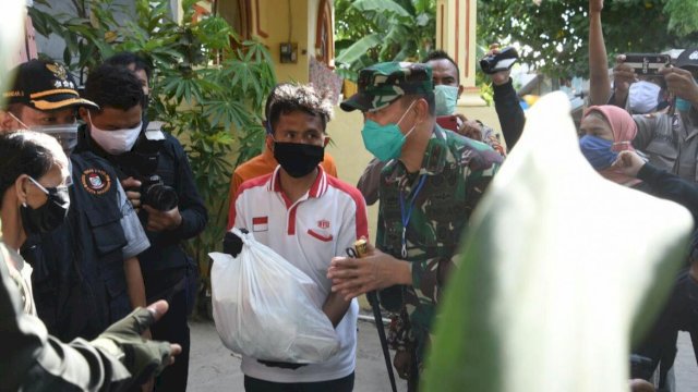 Susuri Pulau Terpencil, Pangdam Hasanuddin Serahkan Ribuan Paket Sembako Untuk Warga Terdampak Covid-19.