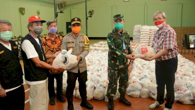 Sinergi Atasi Kebutuhan Warga Terdampak Covid-19, Pangdam Hasanuddin Terima Bantuan Sembako dari Berbagai Pihak