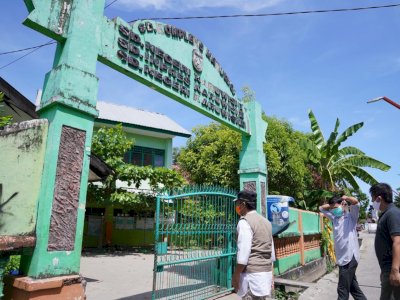 Hari ke 22 Ramadhan, Wagub Sulsel Bagi Sembako ke Guru Honorer di Makassar.