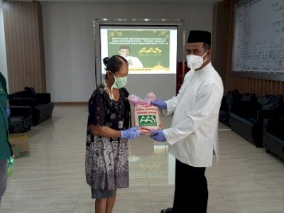 Andi Amran Sulaiman Bagikan 15 Ribu Paket Bantuan Untuk Warga Terdampak Covid-19