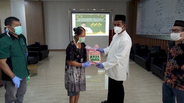 Andi Amran Sulaiman Bagikan 15 Ribu Paket Bantuan Untuk Warga Terdampak Covid-19