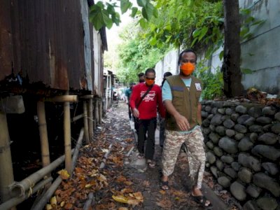 Wagub Sulsel Rela Susuri Lorong Sempit Demi Melihat Langsung Kondisi Warga Kecil Terdampak Covid-19.
