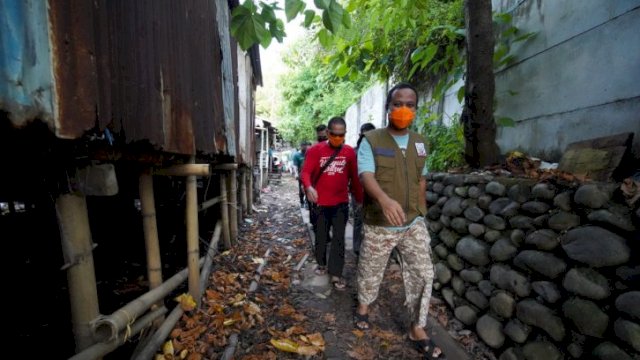 Wagub Sulsel Rela Susuri Lorong Sempit Demi Melihat Langsung Kondisi Warga Kecil Terdampak Covid-19.
