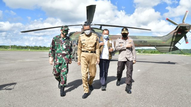 Bersama Pangdam Hasanuddin, Gubernur Salurkan Bantuan Dari Para Donasi di Selayar.
