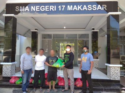 Melalui Ikatan Alumni, Wagub Sulsel Bagikan Sembako Kepada Guru Honorer, Cleaning Service Hingga Satpam SMAN 17 Makassar