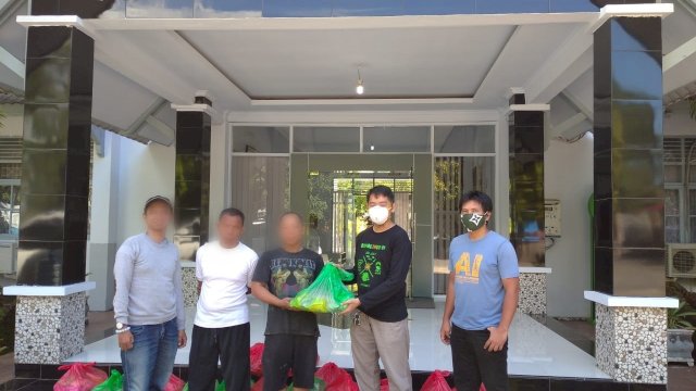 Melalui Ikatan Alumni, Wagub Sulsel Bagikan Sembako Kepada Guru Honorer, Cleaning Service Hingga Satpam SMAN 17 Makassar