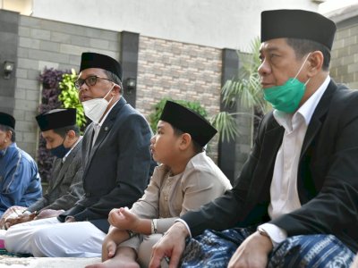 Gubernur Nurdin Abdullah dan Keluarga Salat Idul Fitri di Kediaman Pribadi