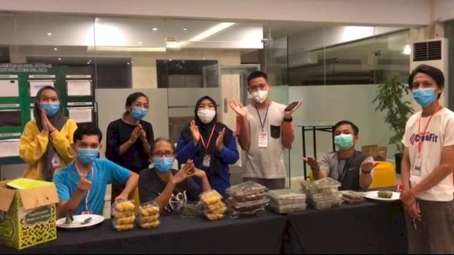 Tengah Malam, Tenaga Medis dan Relawan Pendamping Covid-19 Dapat Makanan Lebaran dari Wagub Sulsel