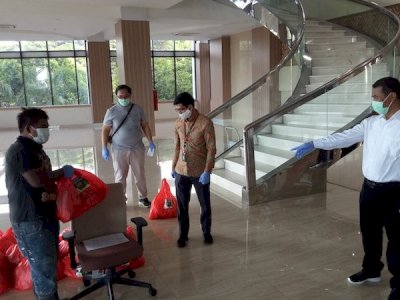 Bagikan Dana THR Kepada Para Penggali Makam, Amran Sulaiman: Mereka Juga Pejuang Covid-19