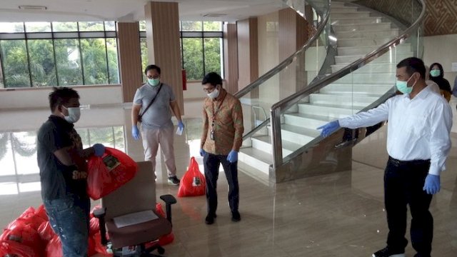 Bagikan Dana THR Kepada Para Penggali Makam, Amran Sulaiman: Mereka Juga Pejuang Covid-19