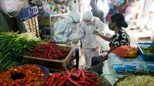 Pedagang Pasar di Makassar Ikuti Rapid Test Massal