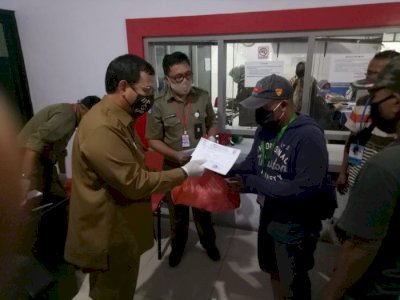 Pj Walikota Serahkan 2.000 Sembako Untuk Jukir Se-Kota Makassar