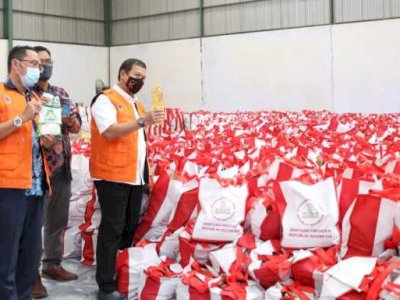 Pahami Situasi, Iqbal Suhaeb Tetap Salurkan Bansos ke Warga yang Tak Punya KK