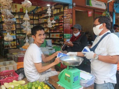 Wagub Sulsel Bersama Relawan Kompak Edukasi dan Berbagi Masker ke Masyarakat