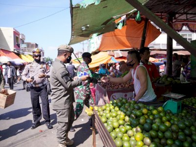 Kenakan Seragam Satpol PP, Wagub Sulsel Turun Mengedukasi dan Membagikan Masker di Pasar Terong