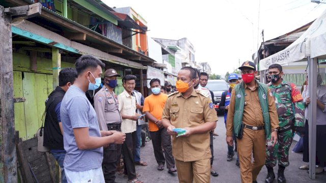 Sembari Ingatkan Protapkes, Wagub Sulsel Serahkan Bantuan di Lokasi Kebakaran di Kerung-Kerung
