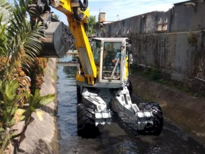 Bekerja Seperti Laba-Laba, Dinas PU Uji-Coba Excavator Spider Bersihkan Kanal