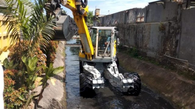 Bekerja Seperti Laba-Laba, Dinas PU Uji-Coba Excavator Spider Bersihkan Kanal