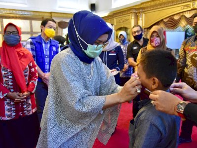 Lies F Nurdin dan Organisasi PBB untuk Migran Salurkan Bantuan Masker untuk Anak