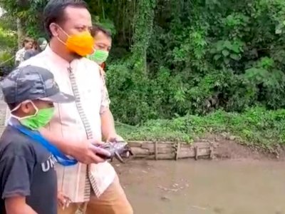 Temui Petani Cilik di Bone, Wagub Sulsel Kagum Dengan Aksi Mubin Operasikan Traktor Remot Kontrol Buatan Ayahnya