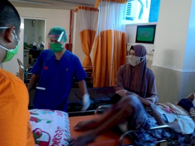Perjuangan Hasnawati, Berhenti Ojol Demi Rawat Ibunya yang Stroke