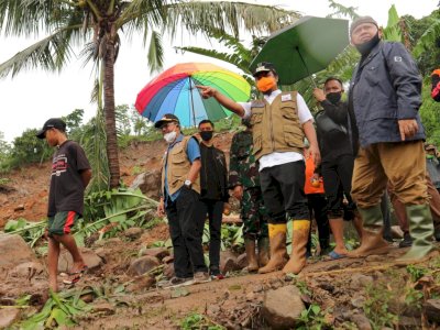 BREAKING NEWS : Ditengah Hujan dan Jalan Berlumpur, Wagub Sulsel Kunjungi Lokasi Tanah Longsor Di Rumbia, Jeneponto