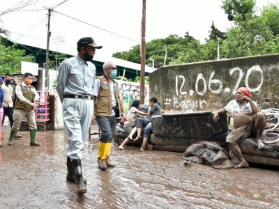 Gubernur Tinjau Lokasi Banjir di Bantaeng