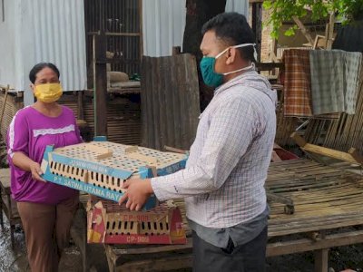 Masyarakat kampung Pinggir Kota Makassar Menerima Bantuan Bebek Untuk Di Ternak Dari Wagub Sulsel.