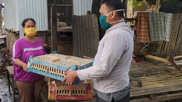 Masyarakat kampung Pinggir Kota Makassar Menerima Bantuan Bebek Untuk Di Ternak Dari Wagub Sulsel.