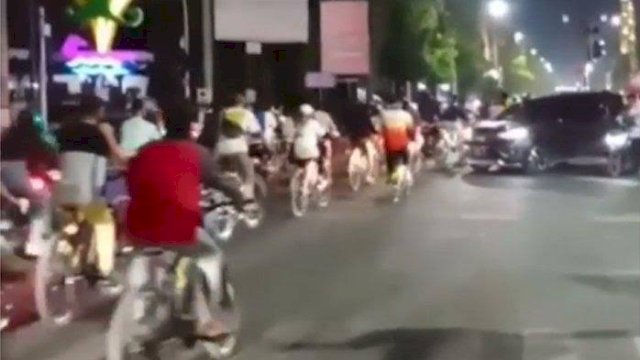 Kelakuan Para Pesepeda Tak Peduli Lampu Merah, Bikin Warganet Geram