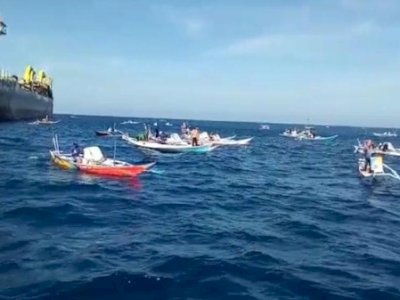 Dinilai Merusak Lingkungan, Kapal Penambang Pasir Dikepung Nelayan
