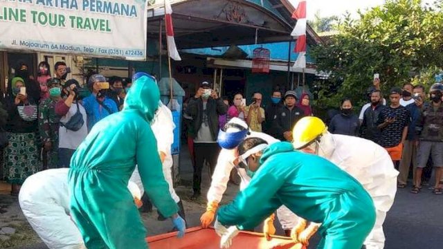 Tim Puskesmas Mojopurno turun ke lokasi mengevakuasi jenazah korban dengan alat pelindung diri standar Covid-19, Senin (27/7). (Foto: regional.kompas.com)