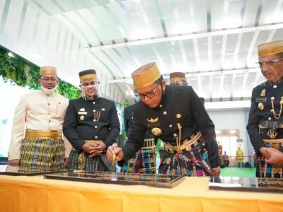 Gubernur Sulsel Serahkan Bantuan Keuangan ke Maros, Wagub: Ini Bukti Sinergitas Pembangunan