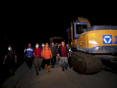 Tanpa Pencahayaan Listrik, Wagub Sulsel Tinjau Lutra di Tengah Banjir dan Jalanan Berlumpur