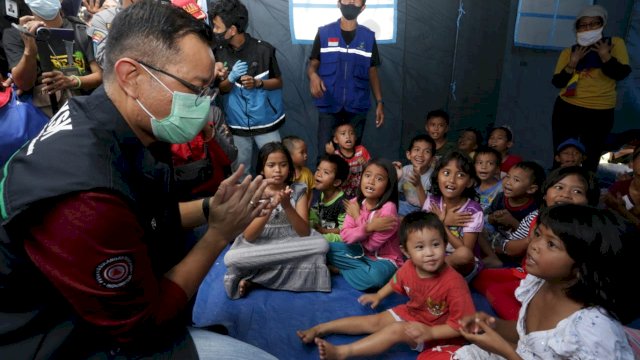 Kemensos Serahkan Santunan Korban Banjir Bandang Luwu Utara