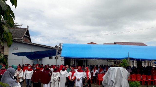 Hj. Banri Alang menghadiri silaturahmi bersama Relawan Perempuan (Permata) Kacamatayya Ujungloe, di Desa Salemba, Sabtu (18/7/2020)