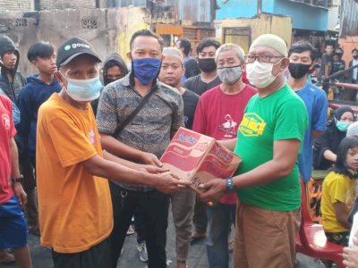 Terjadi Kebakaran Di Kampung Hollywood, Wagub Sulsel Serahkan Bantuan