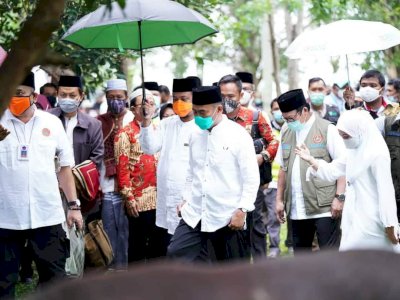 Hujan Setelah Shalat Idul Adha, Wagub Sulsel Payungi Menko PMK