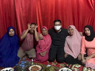 Cerita Haru, Perjuangan Seorang IRT Tebang Bambu dari Tebing Demi Tegakan Baliho Tomy Satria.