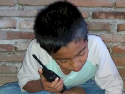 Susah Sinyal, Siswa Ini Gunakan HT Bersekolah