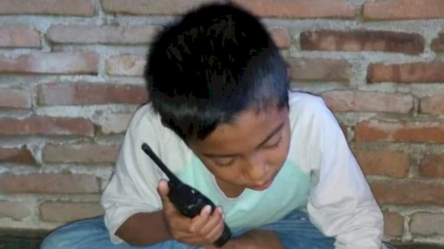 Susah Sinyal, Siswa Ini Gunakan HT Bersekolah