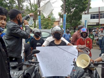 Puluhan Orangtua Calon Siswa Menggelar Protes di Depan Kantor Dinas Pendidikan Kota Makassar